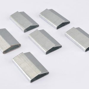 Clips for steel strapping for pneumatic strapping